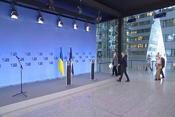 Zelenski y Stolntenberg debaten envío de armas