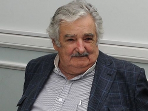 Mujica afirmó que los soldados deberían construir casas