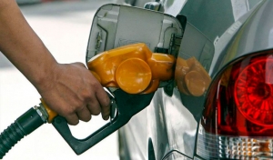 Baja el precio de los combustibles