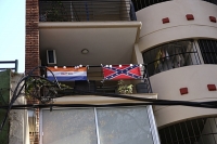 Pocitos: colgó dos banderas racistas