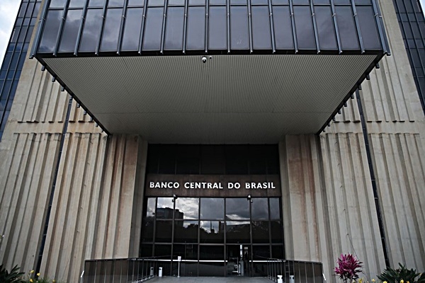 Brasil: Banco Central baja la tasa básica