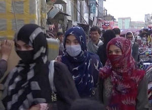Afganistán: Mujeres deben cubrir la cara