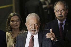 Lula definirá sus ministros después de su viaje