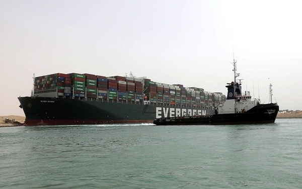 Más de 230 barcos esperan en el canal de Suez