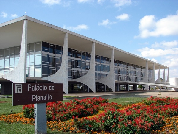 Renuncia la cúpula militar en Brasil