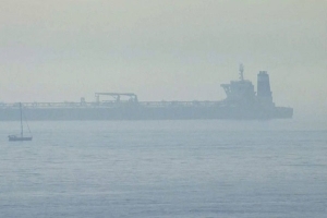 Drenan el petróleo de buque en Yemen