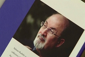 Salman Rushdie, la larga recuperación después del ataque
