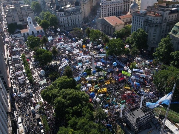 Argentina: miles dan respaldo al Gobierno