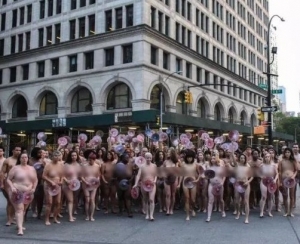 Desnudos frente a la sede de Facebook en Nueva York