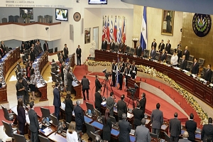 El Salvador: Parlamento aprueba polémico préstamo
