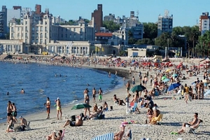Buscan a hombre que desapareció en la playa Ramírez