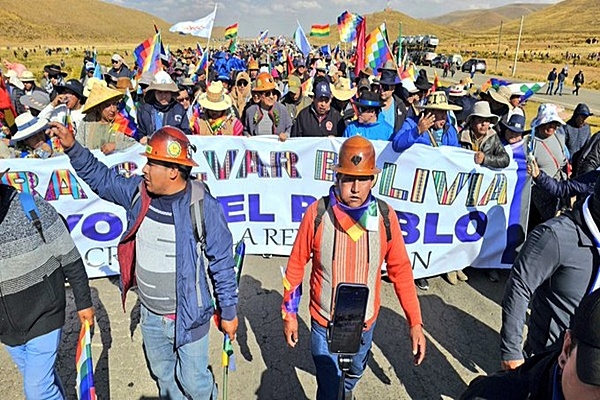 Bolivia: fuerzas de seguridad despejan ruta