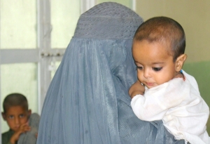 Niñas envenenadas en escuelas de Afganistán