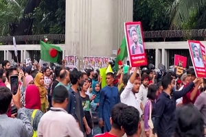 La primera ministra de Bangladés dimite y huye