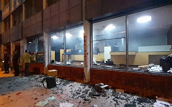 Argentina: Manifestantes incendian diario en Chubut