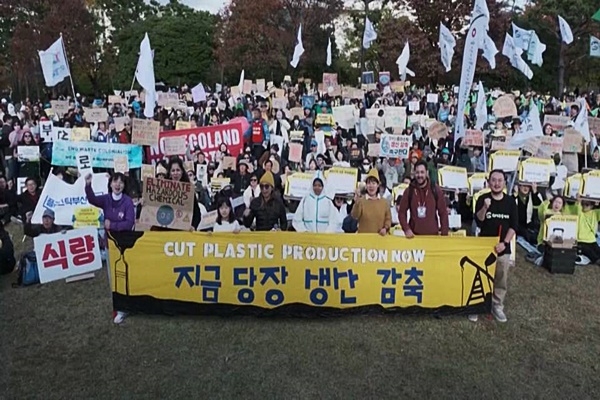 Marchan contra la contaminación por plásticos