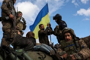 Ucrania dice que dañó puente en Crimea