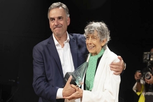 Orsi entregó Premio a Graciela Figueroa