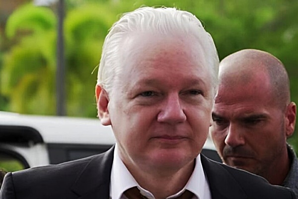 Julian Assange llega a Australia