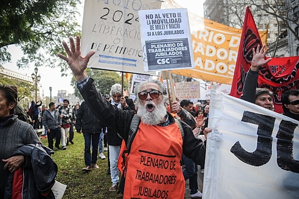 Acto masivo de apoyo a jubilados