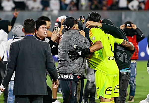 Chile: dos hinchas mueren en estadio Colo Colo
