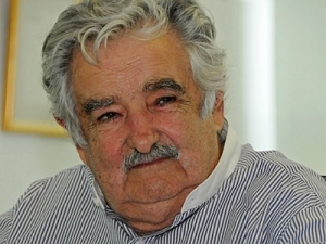 Mujica: La política del FA y mejoras salariales en la polícia