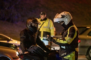 Policía en moto embistió a peatón