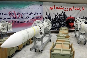Irán presenta poderoso misil balístico